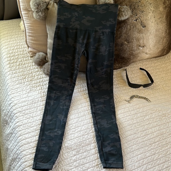 SPANX LOOK AT ME NOW SEAMLESS LEGGING - Revolve grey black CAMO print - medium - Picture 6 of 11